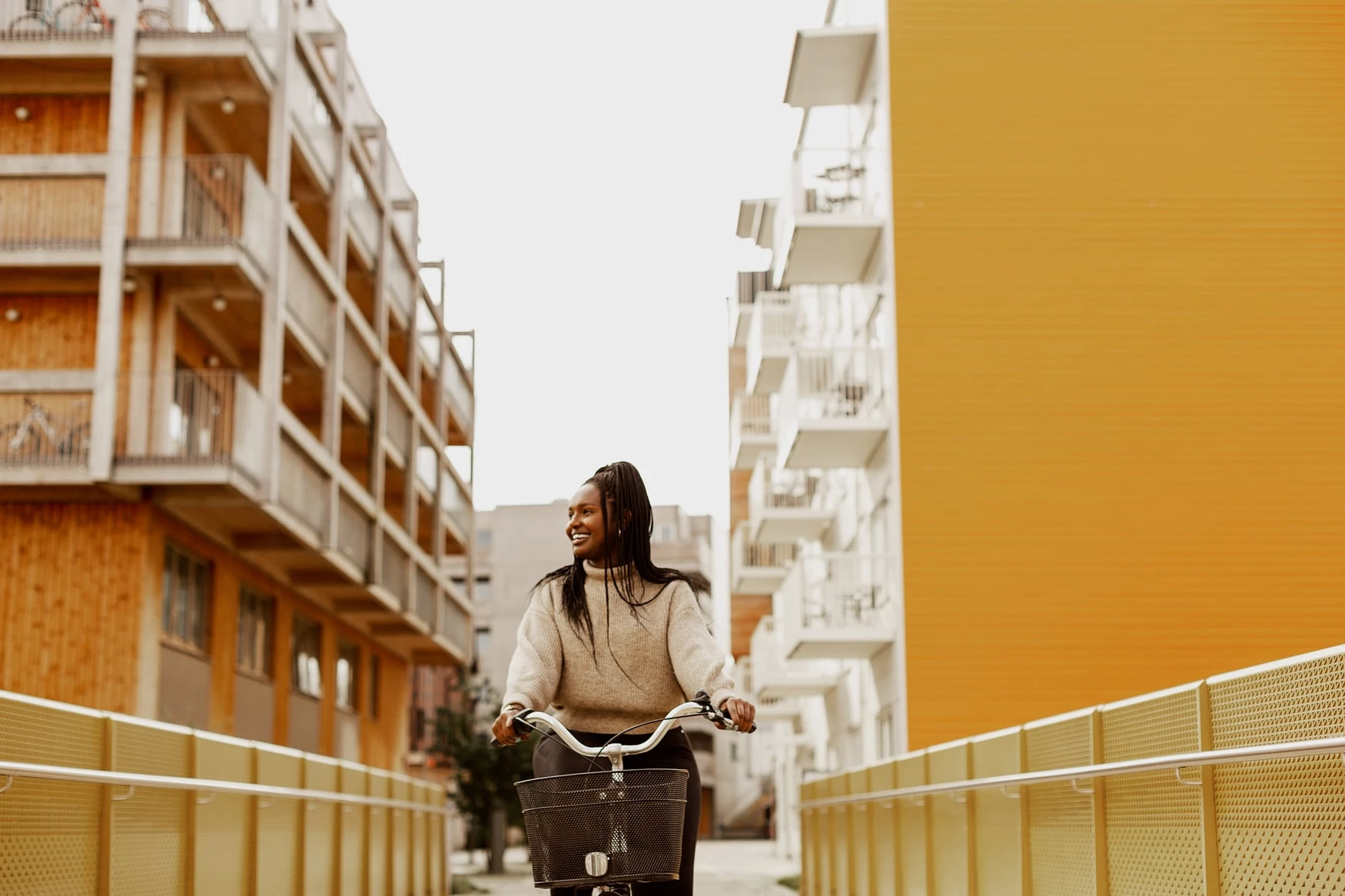 girl_bike_city-min.webp