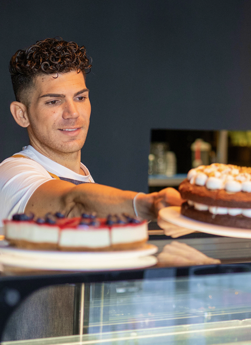 person-placerar-tarta-pa-bank.png