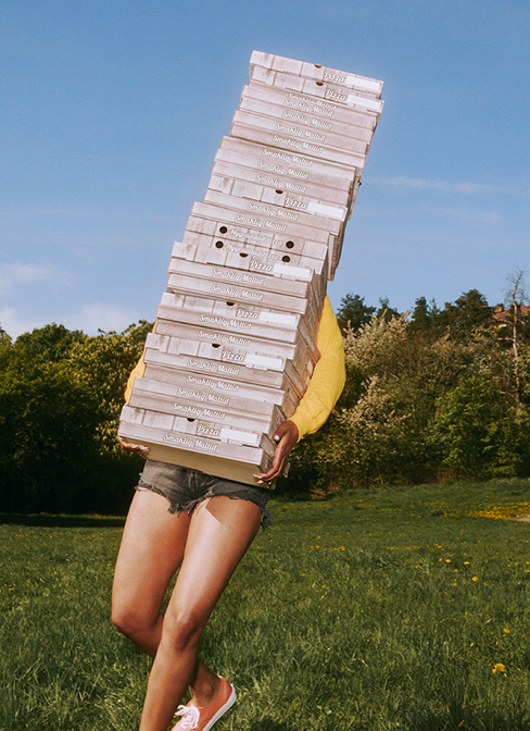 Bild-person-bar-pa-staplade-pizzakartonger.png